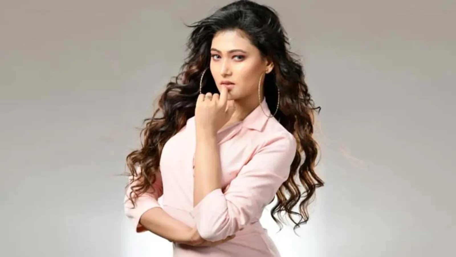 কেন ‘ভায়োলেন্স’ ছাড়লেন অধরা খান