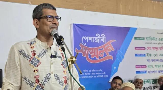 ‘সরকার যেভাবে চলছে, মনে হয় না ছয় মাসও আয়ু আছে’