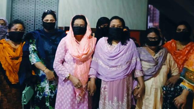 নিষেধাজ্ঞা প্রত্যাহার ও রাজবন্দীদের মুক্তির দাবিতে মহিলা আ.লীগে মৌন মানববন্ধন