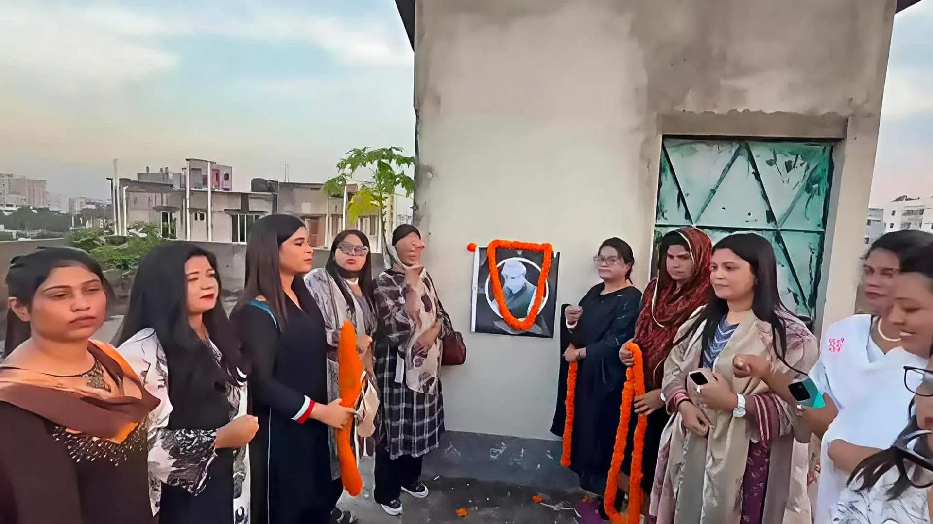 ১৫ আগস্টে বঙ্গবন্ধুর প্রতিকৃতিতে যুব মহিলা লীগের শ্রদ্ধা নিবেদন