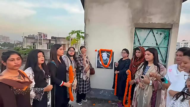 ১৫ আগস্টে বঙ্গবন্ধুর প্রতিকৃতিতে যুব মহিলা লীগের শ্রদ্ধা নিবেদন