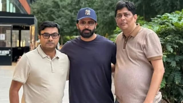 নিউইয়র্কে একই ফ্রেমে তারা তিনজন