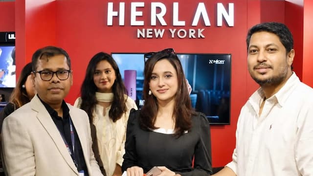 রিমার্কের প্যাভিলিয়ন ঘুরে দেখলেন চিত্রনায়িকা সাবিলা নূর