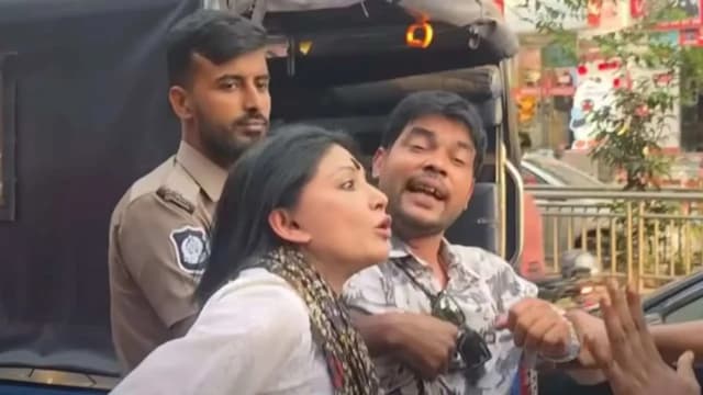 ধানমন্ডিতে সংস্কৃতিকর্মীদের মানববন্ধনে পুলিশের বাধা, আটক ১