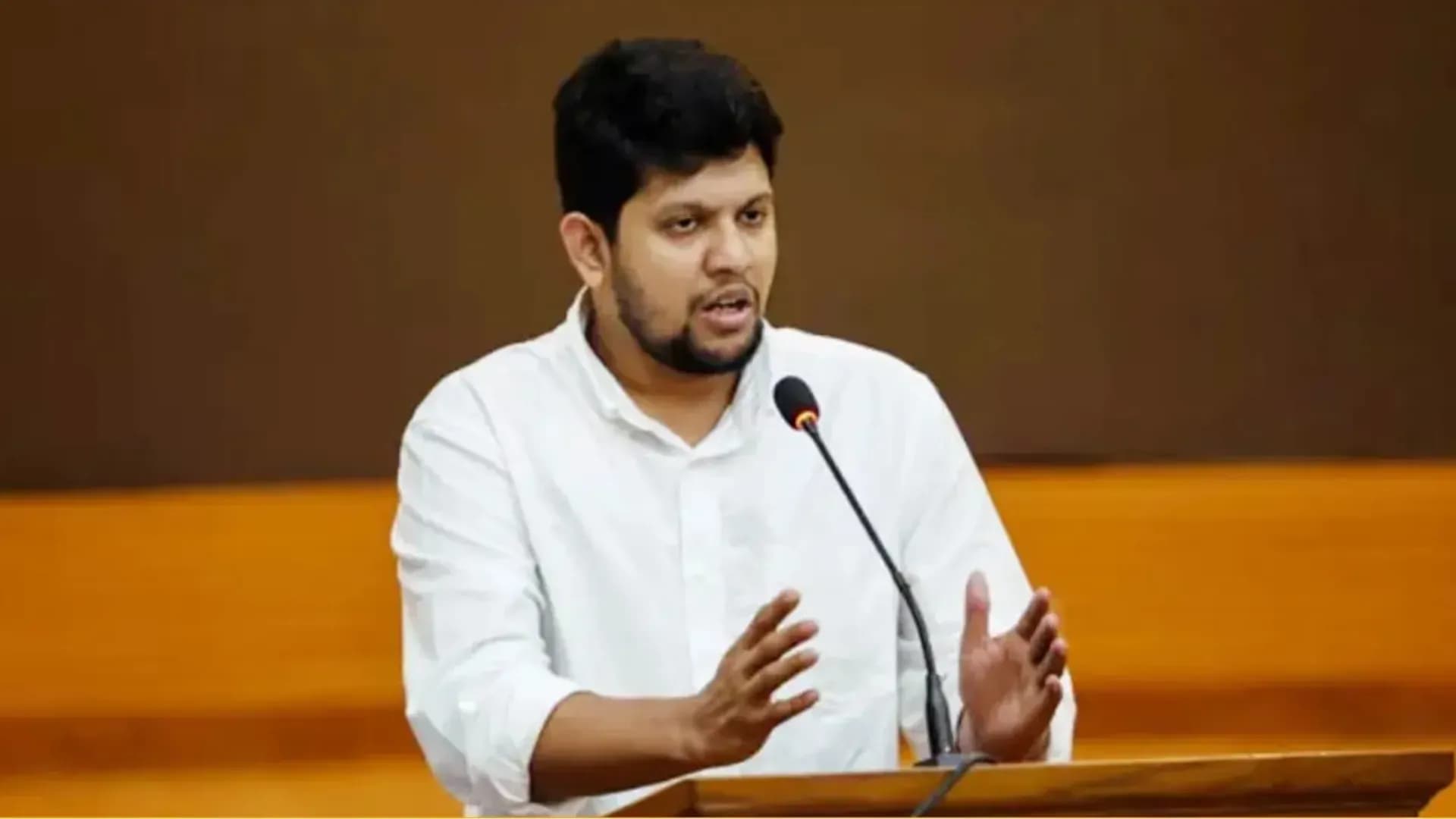 সরকারের নীতিতে আমলা-বড় ব্যবসায়ীদের তুষ্টির চেষ্টা: মাহফুজ আলম