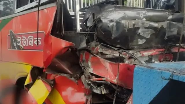 মহাসড়কে থেমে থাকা কাভার্ডভ্যানে বাসের ধাক্কায় নিহত ৩