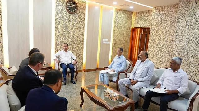 প্রধানমন্ত্রীর সঙ্গে শেভরনের উচ্চপর্যায়ের প্রতিনিধি দলের সাক্ষাৎ