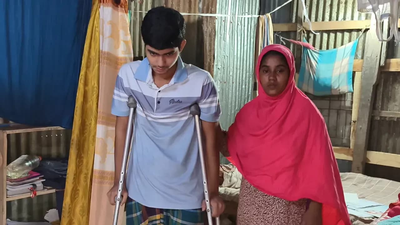 ক্যান্সার আক্রান্ত ছেলেকে বাঁচাতে দ্বারে দ্বারে ঘুরছেন সৎ মা