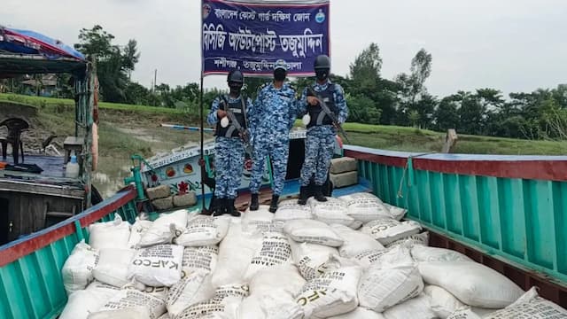 মিয়ানমারে পাচারের সময় ৮ হাজার কেজি ইউরিয়া সার জব্দ, ট্রলার আটক