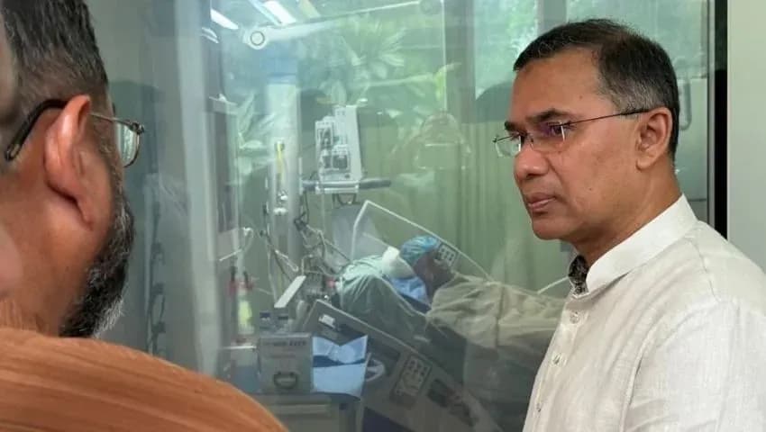 আহত সেনা কর্মকর্তাকে দেখতে হাসপাতালে প্রধানমন্ত্রী