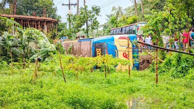 ​কিশোরগঞ্জে স্কুলছাত্রীকে বাঁচাতে নিয়ন্ত্রণ হারাল বাস, আহত ২০