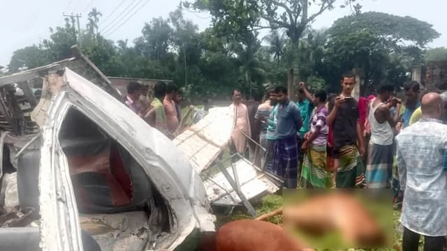 কটিয়াদীতে গরুবাহী পিকআপ উল্টে চালক নিহত, আহত ৩