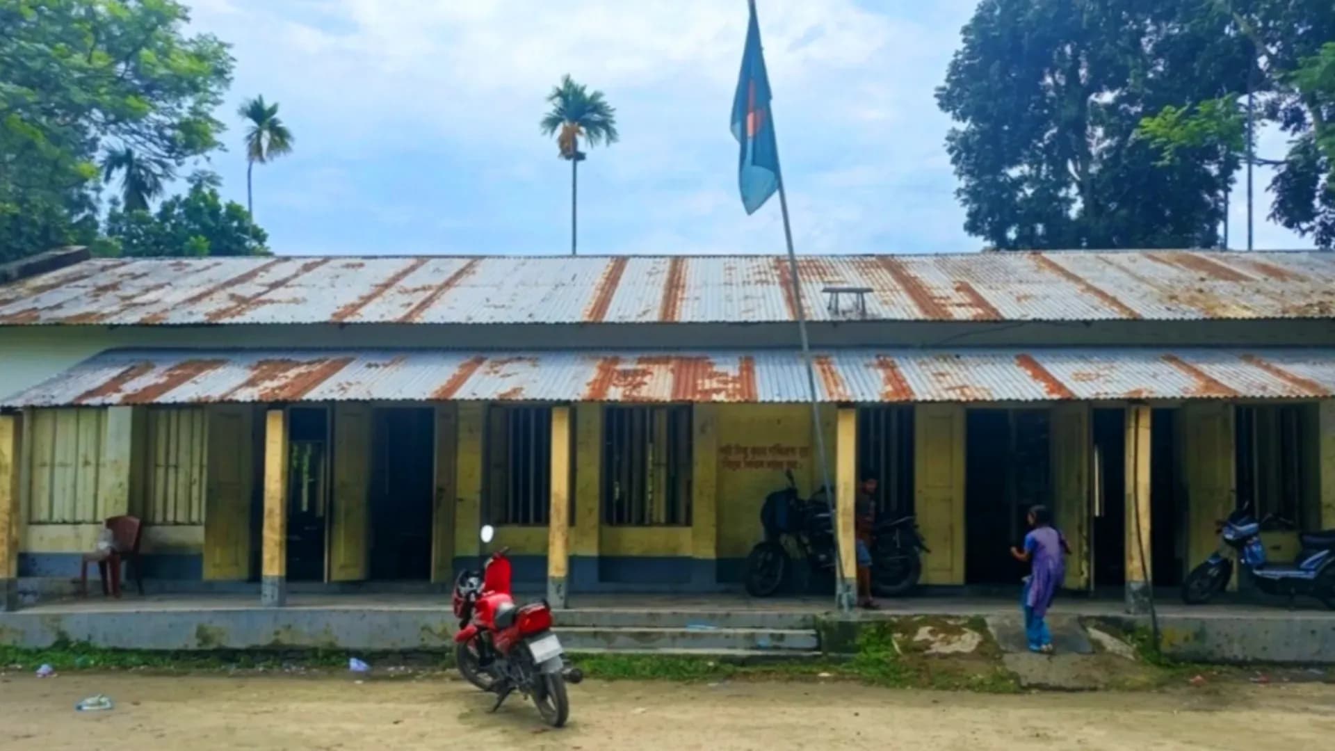 তাড়াইলে ৩৩ স্কুলে প্রধান শিক্ষক নেই, ভারপ্রাপ্তদের কাঁধে প্রশাসনিক দায়িত্ব