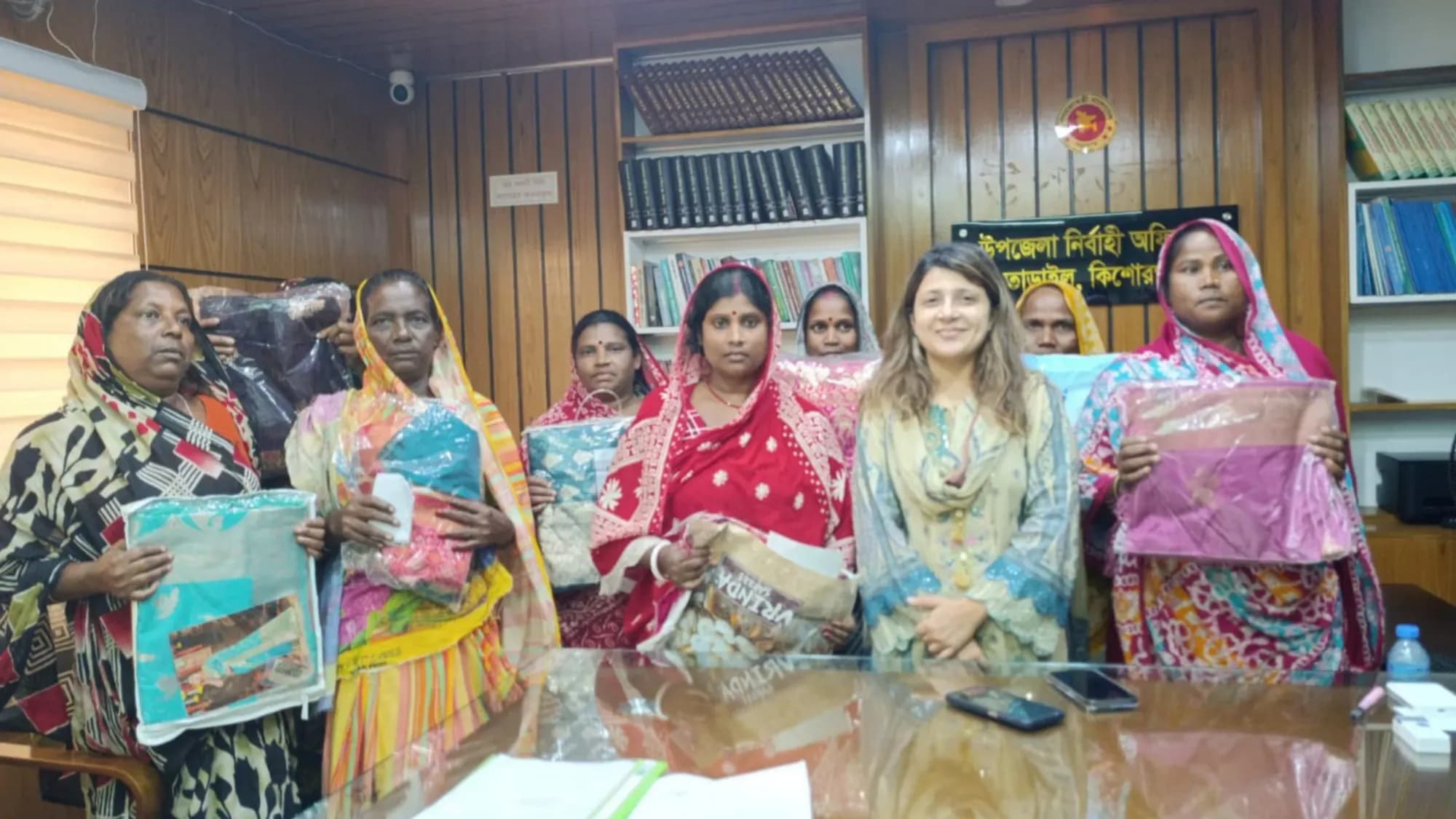 তাড়াইলে দুর্গাপূজা উপলক্ষে শাড়ি বিতরণ, খুশি হতদরিদ্র নারীরা