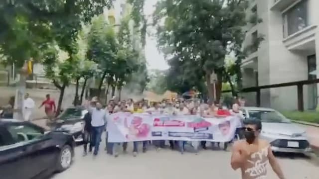 এবার ধানমন্ডিতে ‘জয় বাংলা’ স্লোগানে মিছিল