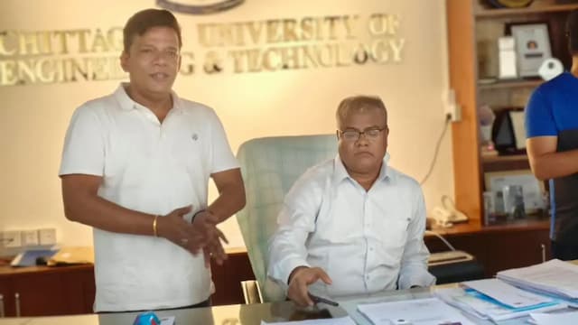 চুয়েটে প্রশাসনিক ভবনের তালা ভেঙে ঢুকলেন নতুন উপাচার্য