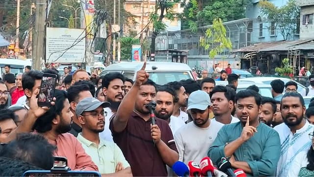 প্রধানমন্ত্রীর আশপাশের লোকজনের পকেটে সবসময় ফিরতি ফ্লাইটের টিকিট থাকে: হাসনাত আবদুল্লাহ