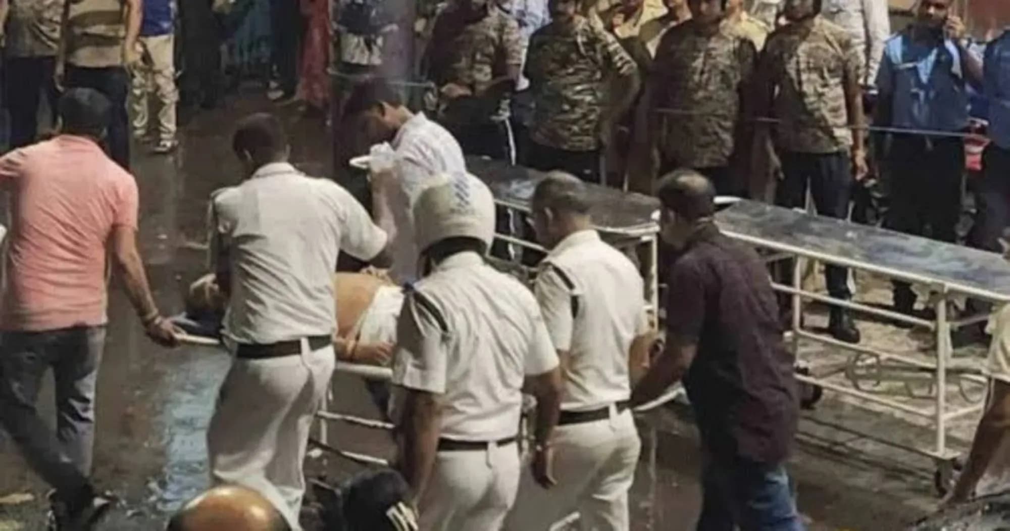 কলকাতার পূজামণ্ডপে পদদলিত হয়ে নিহত বেড়ে ১৯