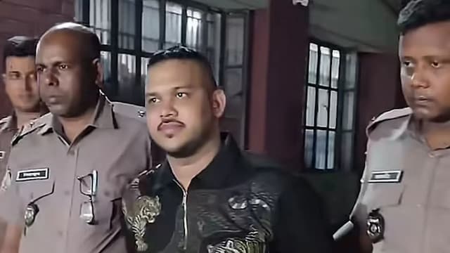 তাঁতীবাজার থেকে ‘পালিয়েছিলেন’ পিচ্চি রাজা, দুই পুলিশ গ্রেপ্তার