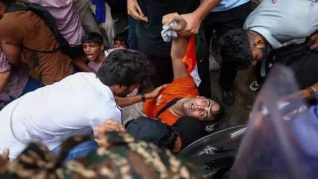 ফের উত্তপ্ত নয়াদিল্লি, বিক্ষোভকারীদের ওপর পুলিশি হামলা
