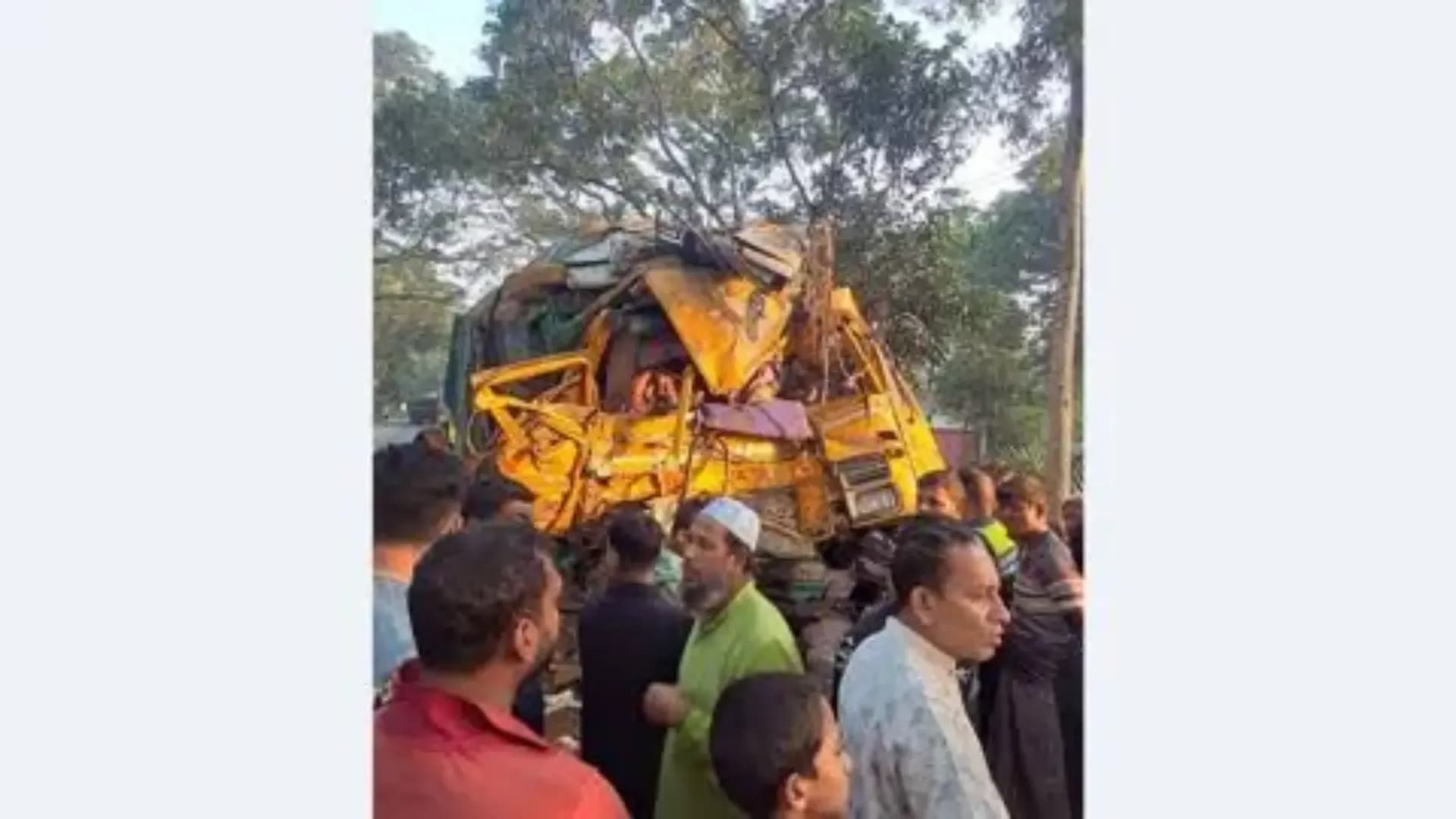 নাটোরে বাস-ট্রাক সংঘর্ষে নিহত ১৪, পরিচয় মিলেছে ১০ জনের
