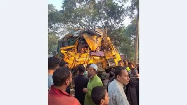 নাটোরে বাস-ট্রাক সংঘর্ষে নিহত ১৪, পরিচয় মিলেছে ১০ জনের