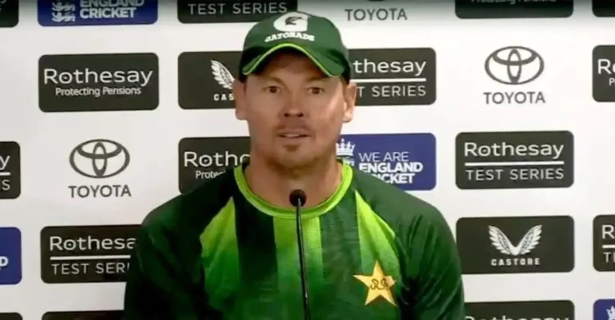 পাকিস্তানের বোলিং কোচের পদত্যাগ
