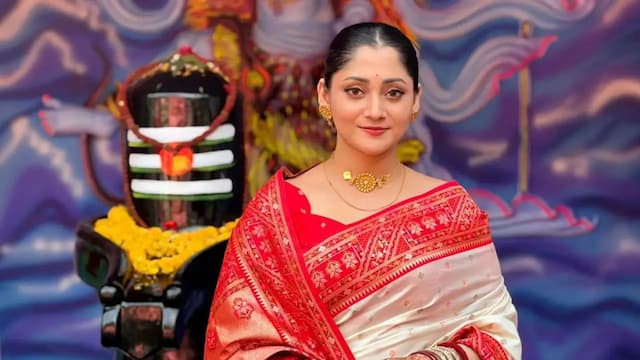 অষ্টমীর সাজে নজর কাড়লেন পূজা চেরি