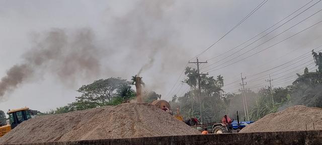 লতিবাবাদে প্রভাবশালীদের দৌরাত্ম্য: বিটুমিনের বিষাক্ত ধোঁয়ায় শ্বাসরুদ্ধকর পরিস্থিতি
