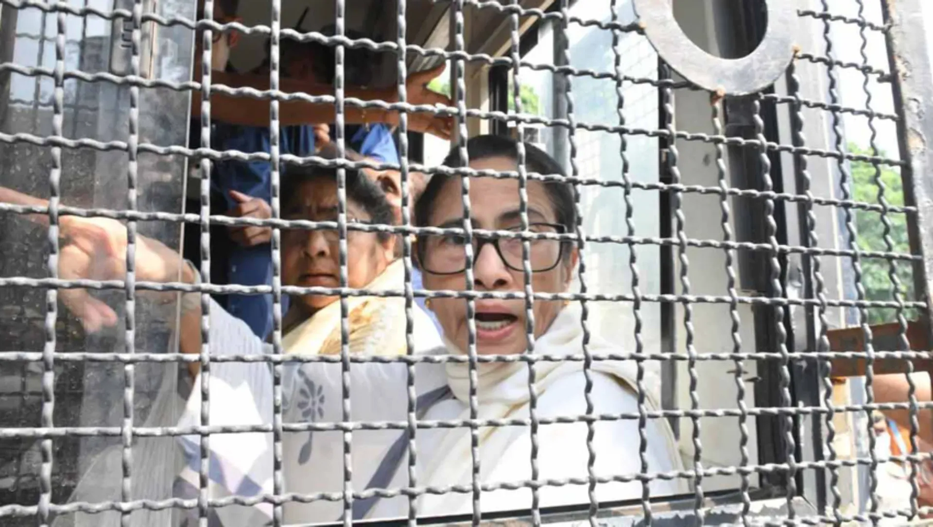 মমতা বন্দ্যোপাধ্যায় আটক, প্রিজনভ্যানে বসে বললেন, ‘দেশ বাঁচান, গণতন্ত্র বাঁচান’
