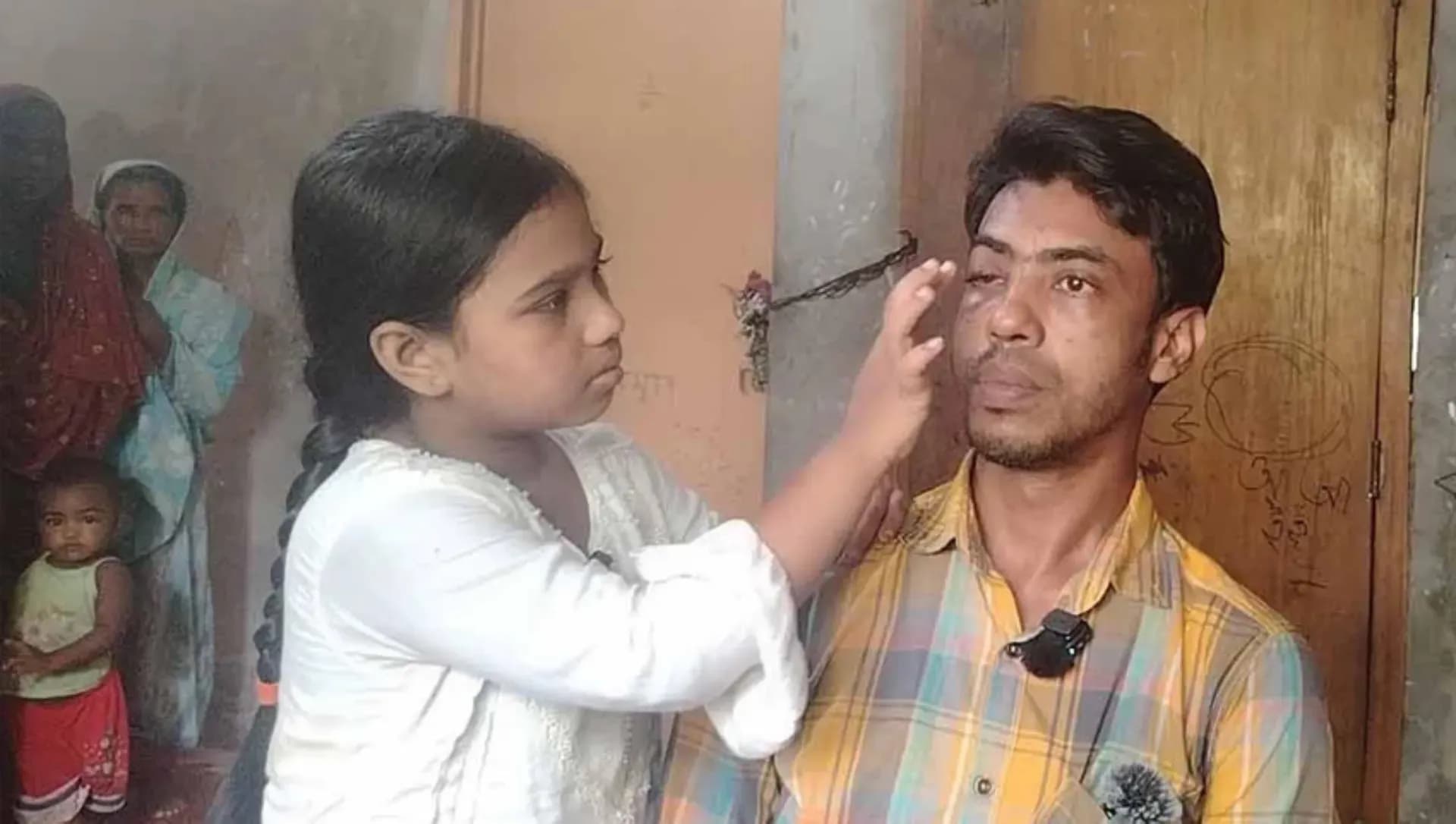 বাবাকে খুঁটিতে বেঁধে নির্যাতন, মেয়ের কান্নায় বদলে গেল অনিকের জীবন