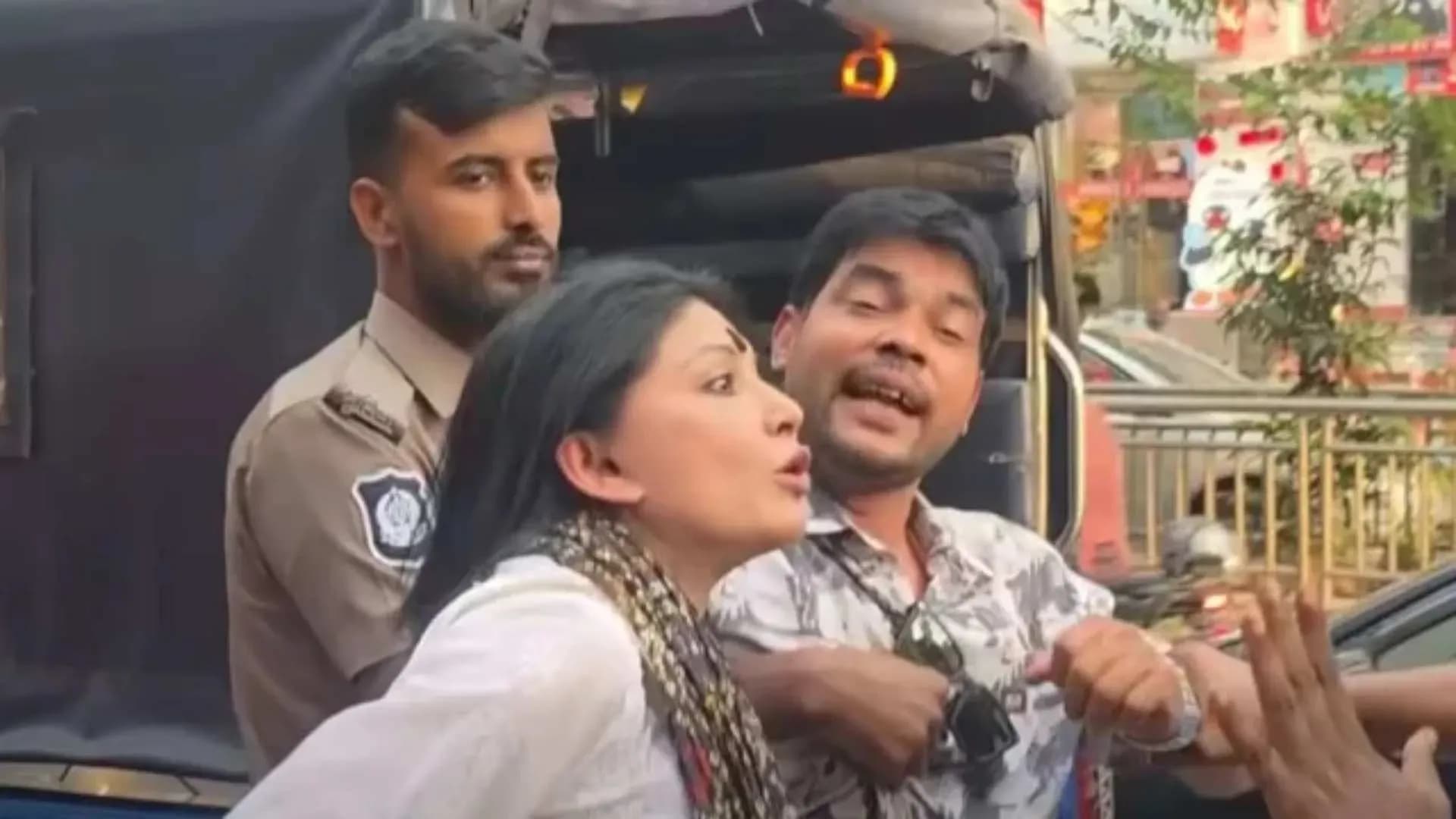 ধানমন্ডিতে সংস্কৃতিকর্মীদের মানববন্ধনে পুলিশের বাধা, আটক ১